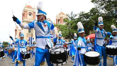 La banda de guerra del instituto José Trinidad Reyes hizo su presentación con 120 integrantes.