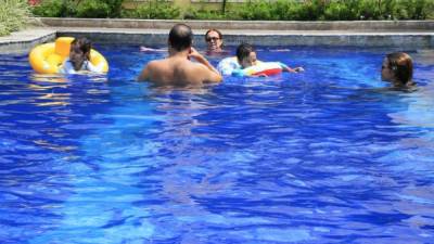 Familias completas disfrutan de pasar tiempo en las piscinas de los hoteles como el Real Intercontinental. Fotos: Cristina Santos
