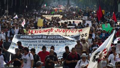 Los mexicanos exigen respuestas al Gobierno por la desaparación de los estudiantes mexicanos.