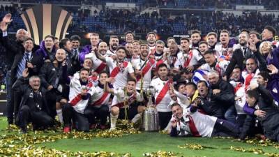 Los jugadores y cuerpo técnico de River Plate posando con el trofeo de campeones de la Copa Libertadores. Foto AFP