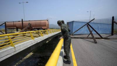 Militares venezolanos mantienen bloqueado el paso en la frontera con Colombia para evitar el ingreso de la ayuda humanitaria de EEUU./AFP.
