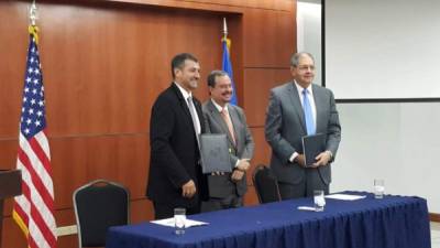 Fernando Cossich, Marcial Solís y José Roberto Leiva en la firma.