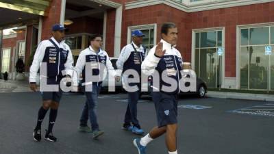 Jorge Luis Pinto y su cuerpo técnico saliendo del hotel de concentración de la Selección de Honduras en busca de canchas para entrenar. Foto Neptalí Romero/Enviado Especial