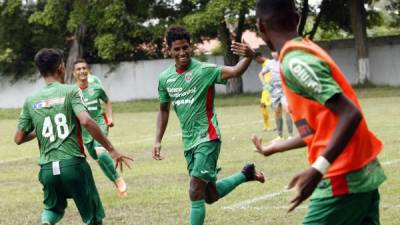 Carlos Alberto Plummer James celebrando uno de sus goles. Foto Neptalí Romero