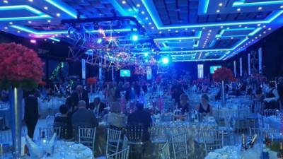 La elegante fiesta de graduación de la Escuela Internacional se celebra en el Centro de Convenciones del Hotel Copantl. Los invitados comienzan a llegar.