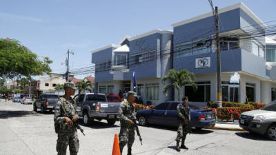 Militares resguardaron las instalaciones del MP durante la visita de Chinchilla.