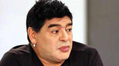 Los labios de Diego Maradona, más perfilados y rosados que de costumbre.