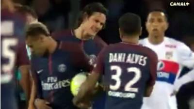 Dani Alves le quitó el balón a Cavani y se lo dio a Neymar en un tiro libre.