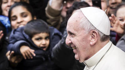 El papa Francisco sonríe a su salida de la iglesia del Jesús de Roma (Italia) hoy, viernes 3 de enero de 2014.