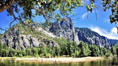 El Parque Nacional Yosemite está rodeado de naturaleza.
