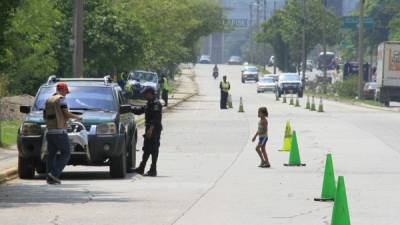 Policías de Tránsito en uno de los retenes en el bulevar del sur. Foto: Cristina Santos.