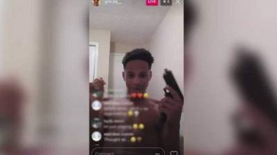 El joven estaba transmitiendo un video en vivo para presumir el arma a sus amigos.