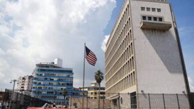 Fachada de la embajada de EUA en La Habana, Cuba, donde diplomáticos sufrieron “incidentes” que investiga Washington (ALEJANDRO ERNESTO. EFE)