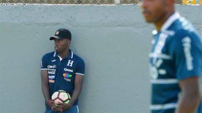 Albert Elis observa los entrenamientos mientras se recupera de su malestar en la espalda.