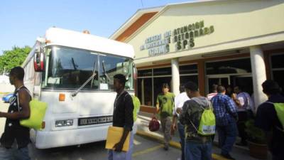 Foto referencial. Migrantes saliendo del Centro de Atención al Migrante Retornado.