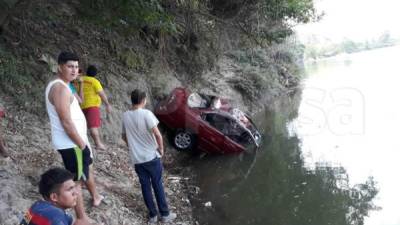 Momento en el que el vehículo era sacado del río Ulúa.