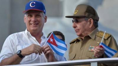 El nuevo presidente de Cuba, Miguel Díaz-Canel, junto con el líder Raúl Castro ayer en La Habana.