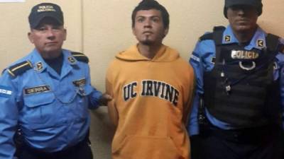 Orlin Josué Suárez Martínez, supuesto responsable del asesinato de su abuelo, al ser presentado por la Policía.