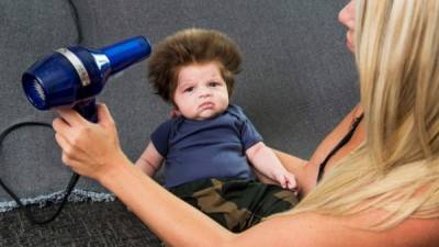 Junior saltó a la fama después que su madre subió un video secando su cabello. Foto: redes