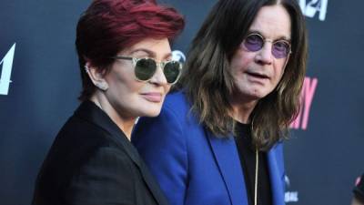 Ozzy Osbourne (d) junto a su esposa Sharon Osbourne.