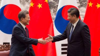 El presidente chino, Xi Jinping (d), y su homólogo coreano, Moon Jae-in (i). EFE