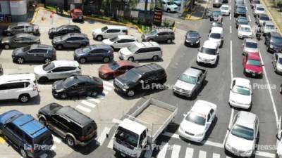 Gasolineras de San Pedro Sula llenan por temor a una escasez de combustible.