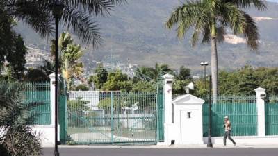 Una persona camina por una calle vacía cerca del Palacio Presidencial. Foto AFP