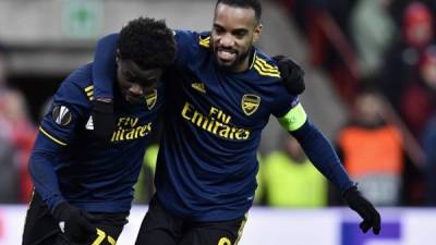 Los jugadores del Arsenal inglés celebran uno de los tantos del encuentro.