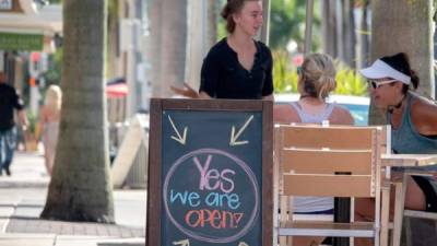 Vista de un mensaje que dice 'Yes, we are Open' (Sí, estamos abiertos), en Fort Myers, Florida (EE.UU.).