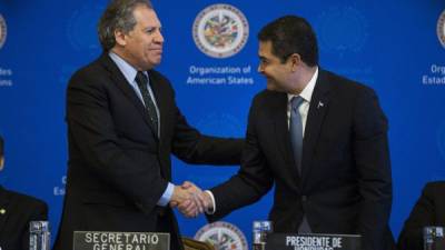 El presidente Juan Orlando Hernández con el secretario de la OEA, Luis Almagro.