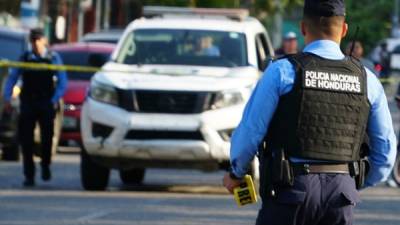 Policías resguardan una escena de crimen. Fotografía de archivo LA PRENSA.