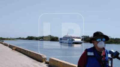 Autoridades de La Ceiba impidieron que el ferry llegara al muelle por varias horas.