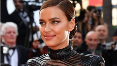 La supermodelo Irina Shayk reapareció ante el público en la alfombra roja de la 70º edición del Festival de Cannes, tras dos meses de licencia por el nacimiento de su primer hijo, fruto de su relación con el actor Bradley Cooper.