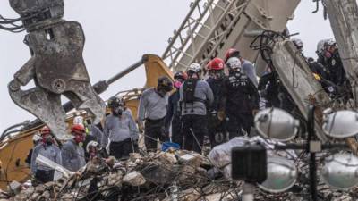 Después de una breve parada para demoler los escombros en pie, el personal de búsqueda y rescate continúa trabajando. Foto AFP