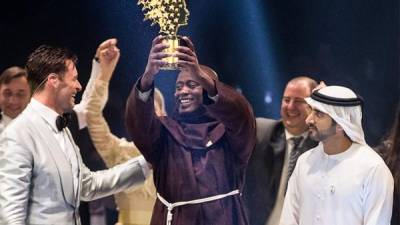 El domingo anterior fue condecorado en Dubai el docente keniano Peter Tabichi. AFP.