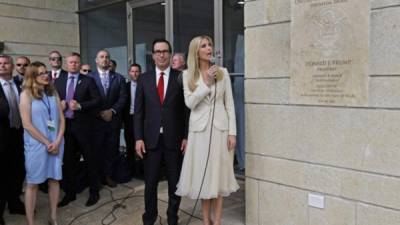 El secretario del Tesoro estadounidense Steve Mnuchin (izq.) y la hija del presidente estadounidense, Ivanka Trump, revelan una placa de inauguración durante la apertura de la embajada de EEUU en Jerusalén.