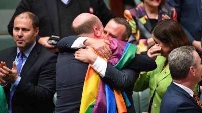 Diputados celebran la aprobación del matrimonio entre personas del mismo sexo en el Parlamento en Canberra (Australia). EFE