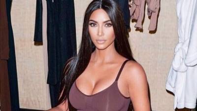 Kim Kardashian tuvo que desistir de llamar a su marca Kimono debido a las críticas.