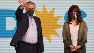 Presidente argentino Alberto Fernández y la vicepresidente Cristina Fernández de Kirchner dirigiéndose a los medios de comunicación tras los resultados de las elecciones primarias.