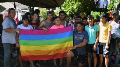 Migrantes centroamericanos y miembros de una comunidad LGBTI, de quien huyen de su país debido a la discriminación, posan para una foto en un refugio temporal en Tecun Uman, Guatemala, el 19 de enero de 2020.