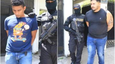 En la imagen aparecen siendo presentados por agentes antimaras de San Pedro Sula.