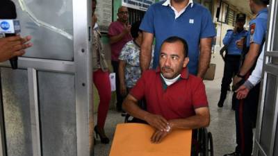 El líder docente hondureño Jaime Atilio Rodríguez, quien había desaparecido el 28 de octubre y fue encontrado 24 horas después, se va después de ser dado de alta del Hospital Escolar Universitario (HEU), en Tegucigalpa, el 30 de octubre de 2019.