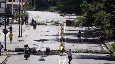 Instalan barricadas para impedir movilización de chavistas para votación del domingo.