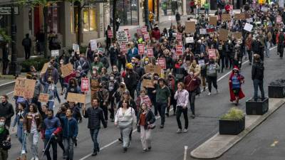 Los manifestantes marchan por el centro de la ciudad luego de una manifestación en apoyo del derecho al aborto en Seattle, Washington.