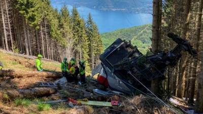 Un teleférico se estrelló contra el suelo en la ciudad turística de Stresa, a orillas del lago Maggiore.