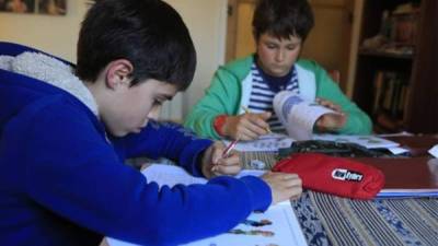 Imagen ilustrativa de estudiantes realizando tareas en casa.