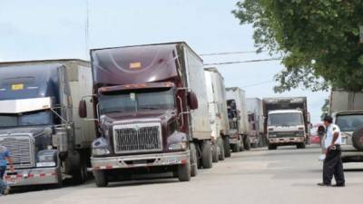 Gobierno logró regreso de 20 furgones hondureños, pero unos 100 siguen en Nicaragua al no poder entrar a Costa Rica.