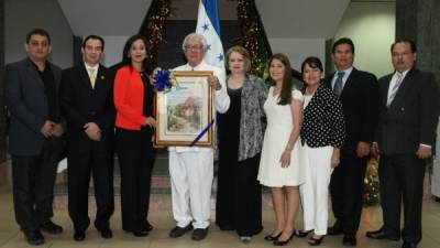 Aldrin Kamal Paz, Julio Melara, Waleska López, Roberto Elvir Zelaya junto a su esposa Margarita Elvir, Laura, María Luisa y José María Elvir con José Marvin Umaña.