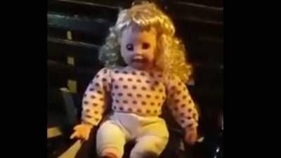 Encontraron a la muñeca sentada en una banca.