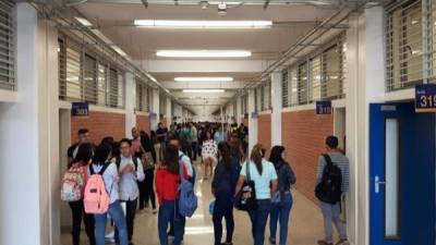 Estudiantes en los pasillos de la Ciudad Universitaria en Tegucigalpa.